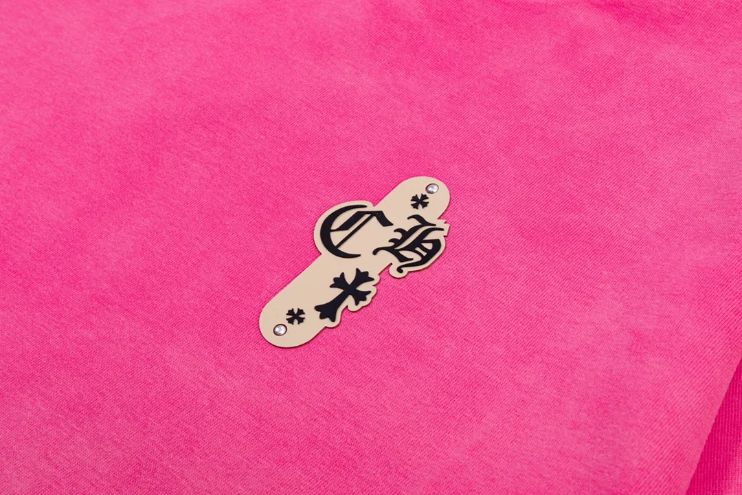 P220 CHROME HEARTS LoGo is fashionable and elegant, with dropped shoulders. The fabric is made of 26s double-yarn combed cotton compact spinning yarn with a weight of 280. It is matched with 1*1 Salona rib. The fabric is fermented and has a loose fit. Color: pink (washed hole craftsmanship) size: S～XXL